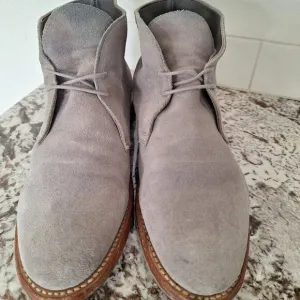 THURSDAY GRAY SUEDE BOOTS size 9