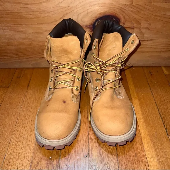 Timberland 6 Inch Classic Junior boots. Excellent new condition