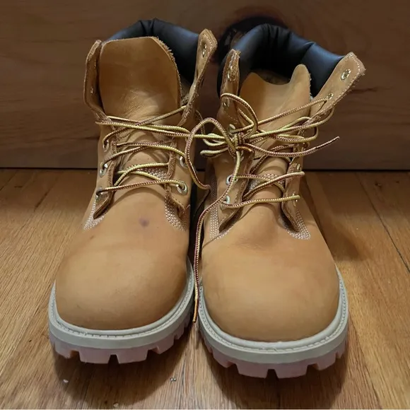 Timberland 6 Inch Classic Junior boots. Excellent new condition