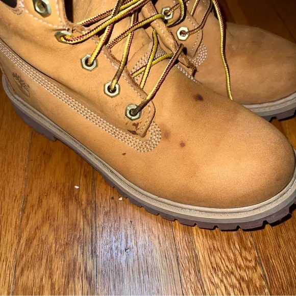 Timberland 6 Inch Classic Junior boots. Excellent new condition
