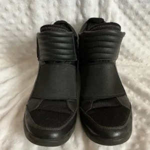 Timberland Flyroam TB0A1K16 pull on boots in black- Men’s size 8