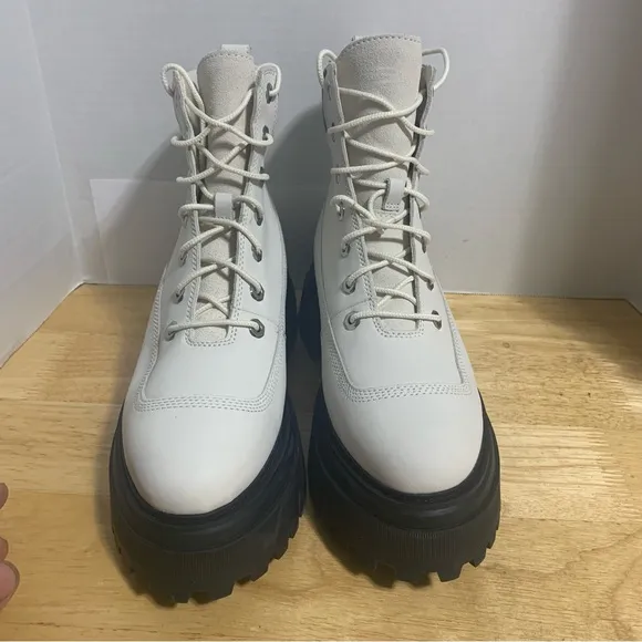 Timberland Sky 6 Inch Women's Size 10M Beige/Black Clunky Lace‎ Up Boots A5RSV