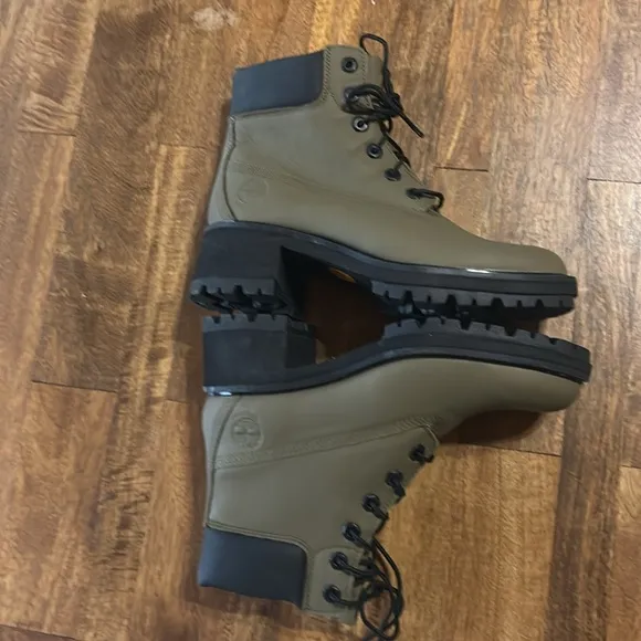 TimberlandWomen's Kinsley 6 Inch Waterproof Boots size 8