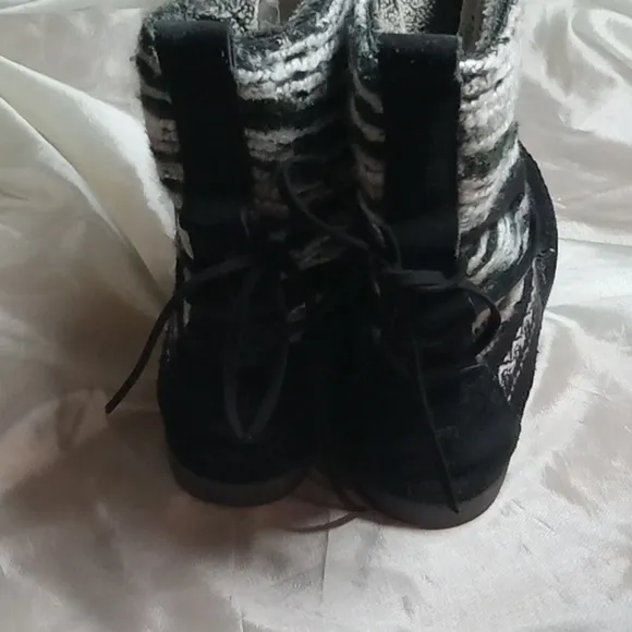 Tom's boots women's size 7 suede style mocassins