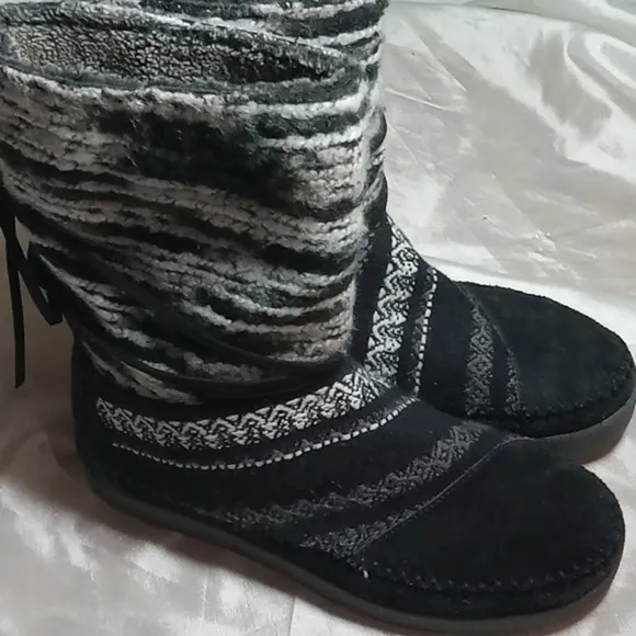 Tom's boots women's size 7 suede style mocassins