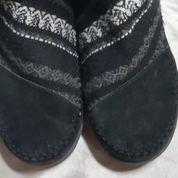 Tom's boots women's size 7 suede style mocassins
