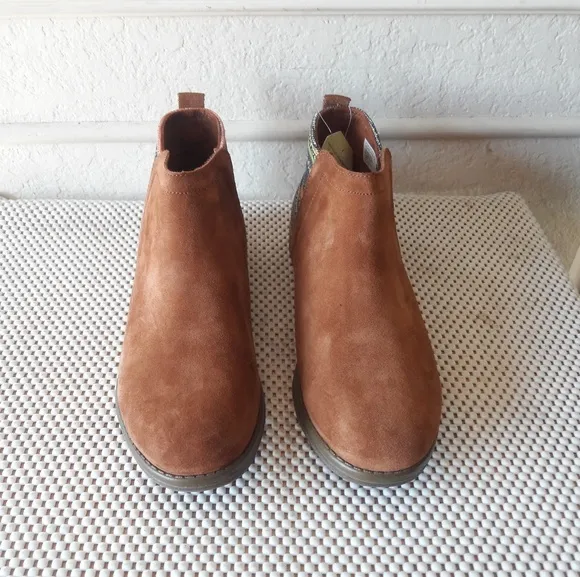 Tom's suede boots
