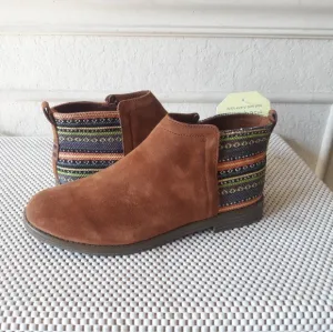 Tom's suede boots
