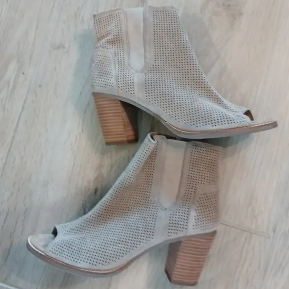 Tom's Women's Open Toe Suede Boots, Tan Color, Size 9 GUC