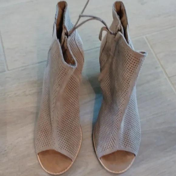 Tom's Women's Open Toe Suede Boots, Tan Color, Size 9 GUC