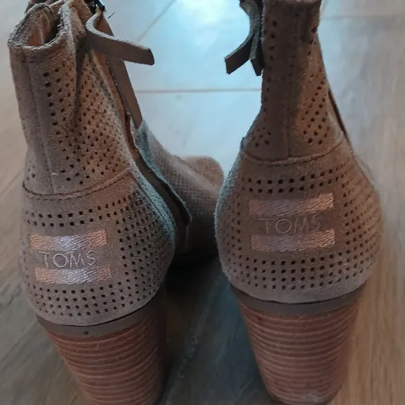 Tom's Women's Open Toe Suede Boots, Tan Color, Size 9 GUC