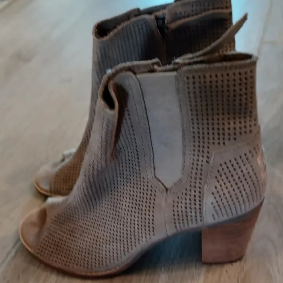 Tom's Women's Open Toe Suede Boots, Tan Color, Size 9 GUC