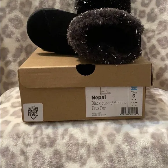 TOMS/Toddler boots/size 6