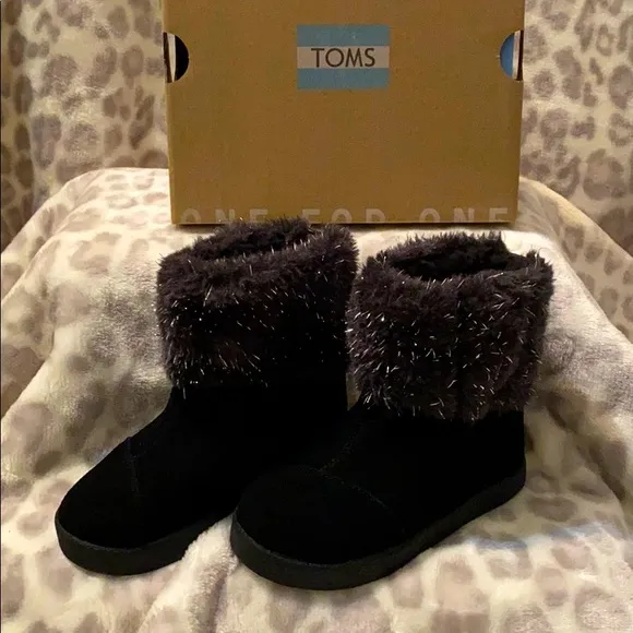 TOMS/Toddler boots/size 6