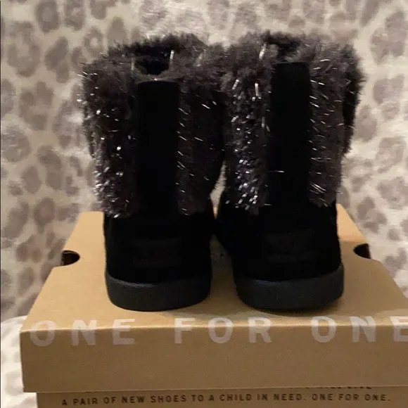 TOMS/Toddler boots/size 6