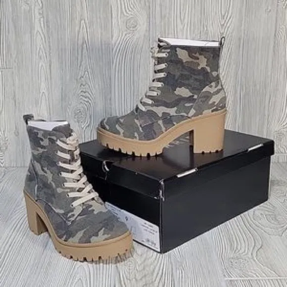 TORRID CAMO CANVAS LUG SOLE LACE UP HIKER BOOTS NIB SZ 8 WW