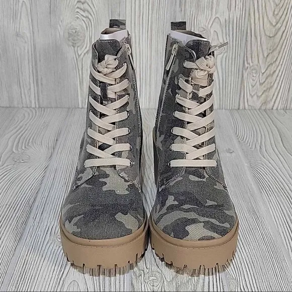 TORRID CAMO CANVAS LUG SOLE LACE UP HIKER BOOTS NIB SZ 8 WW