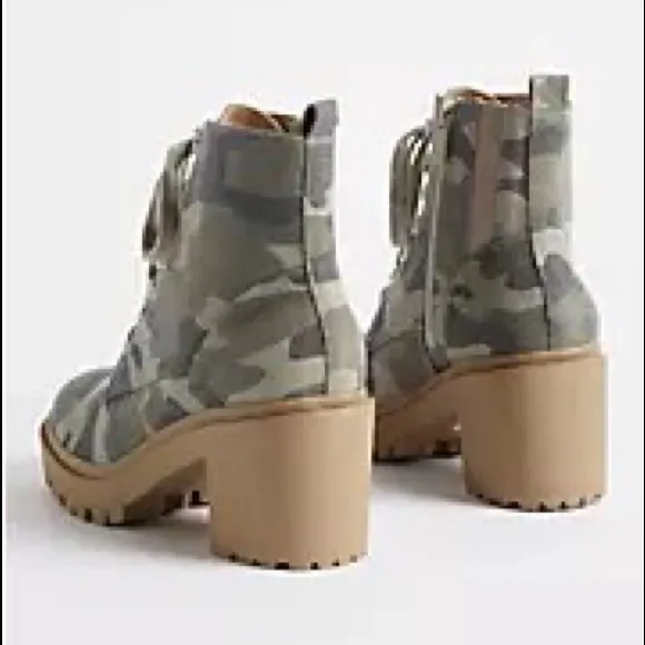 TORRID CAMO CANVAS LUG SOLE LACE UP HIKER BOOTS NIB SZ 8 WW