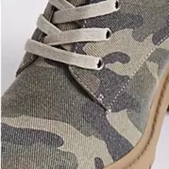 TORRID CAMO CANVAS LUG SOLE LACE UP HIKER BOOTS NIB SZ 8 WW