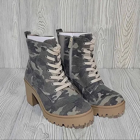 TORRID CAMO CANVAS LUG SOLE LACE UP HIKER BOOTS NIB SZ 8 WW