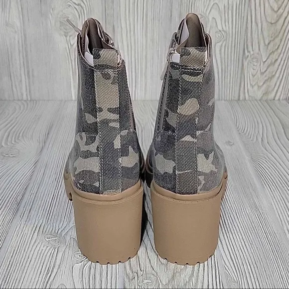 TORRID CAMO CANVAS LUG SOLE LACE UP HIKER BOOTS NIB SZ 8 WW