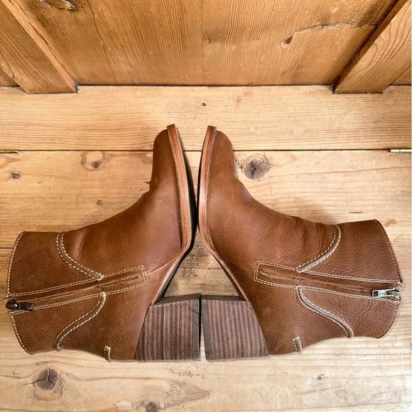 UGG Annie Chestnut Brown Tan Leather Heeled Ankle Booties Boots Western Size 7