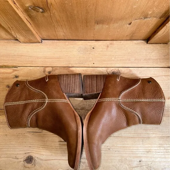 UGG Annie Chestnut Brown Tan Leather Heeled Ankle Booties Boots Western Size 7