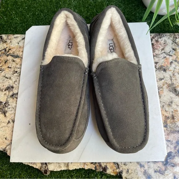 UGG Ascot loafers Men’s Size 8 gently used