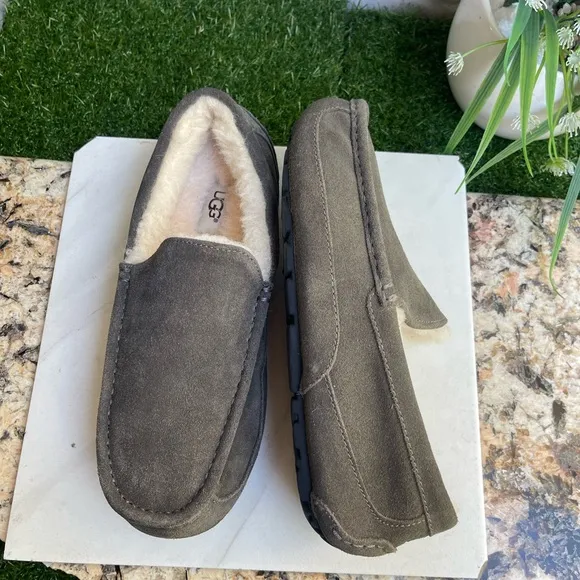 UGG Ascot loafers Men’s Size 8 gently used