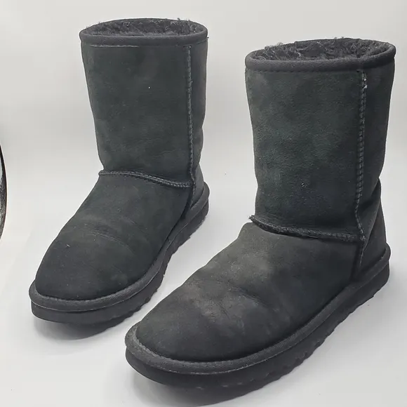 Ugg Australia classic sheepskin lined boots size 7