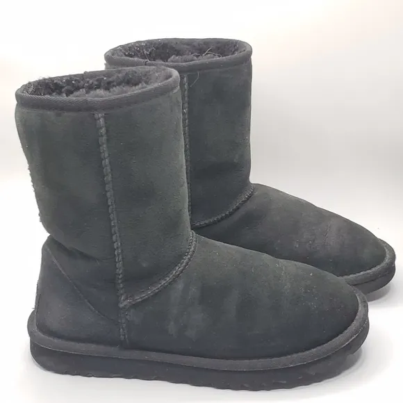 Ugg Australia classic sheepskin lined boots size 7