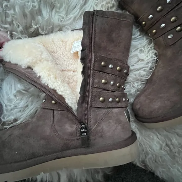 UGG Australia Rare Clovis Boots #3329 Expresso Suede Zip Studs Size 8 EUC