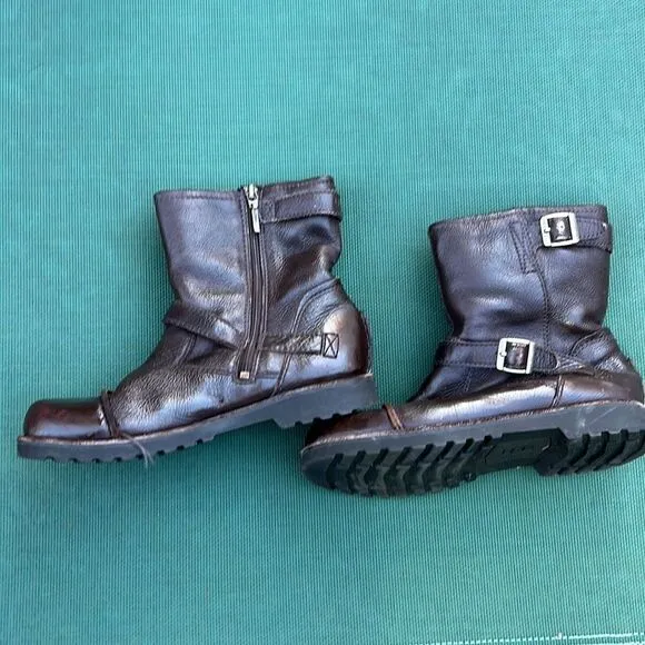 UGG Australia Rockville II Brown Distressed Biker Boots big boys Size 5M