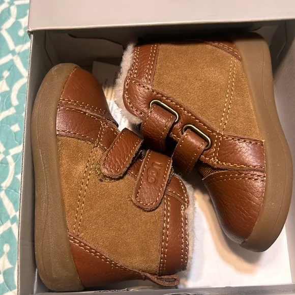 UGG Baby Rennon II boots 02/03