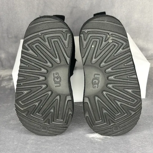 🔥🔥🔥UGG Black Suede toddler Boots Size: 9🔥🔥🔥