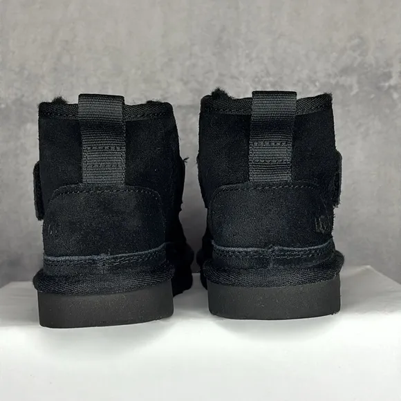 🔥🔥🔥UGG Black Suede toddler Boots Size: 9🔥🔥🔥