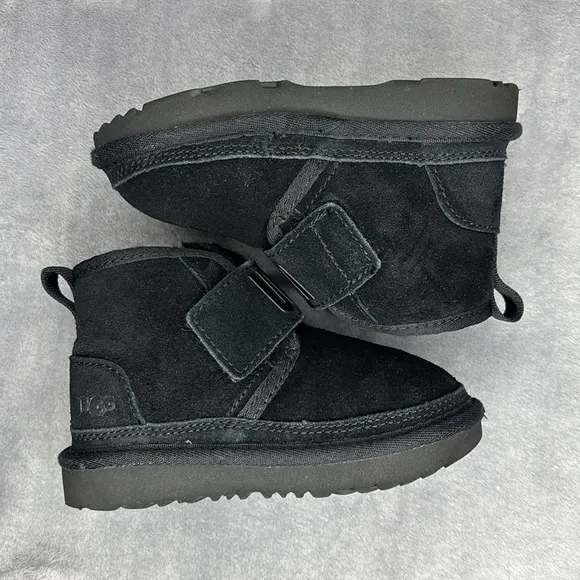 🔥🔥🔥UGG Black Suede toddler Boots Size: 9🔥🔥🔥