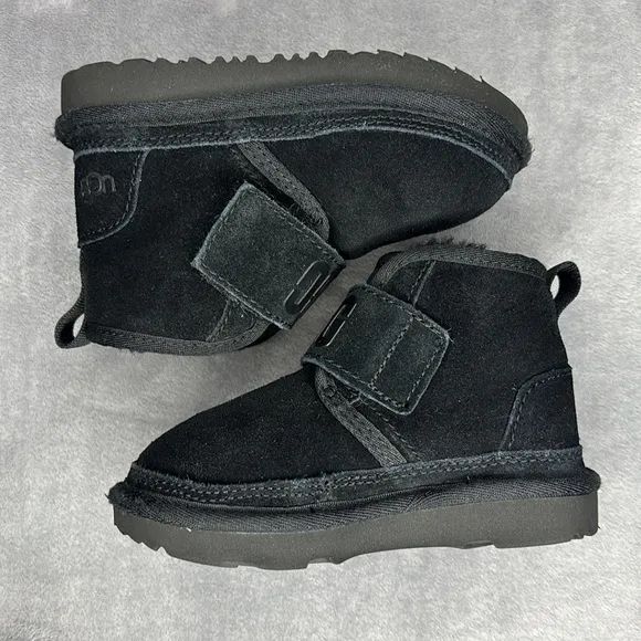 🔥🔥🔥UGG Black Suede toddler Boots Size: 9🔥🔥🔥
