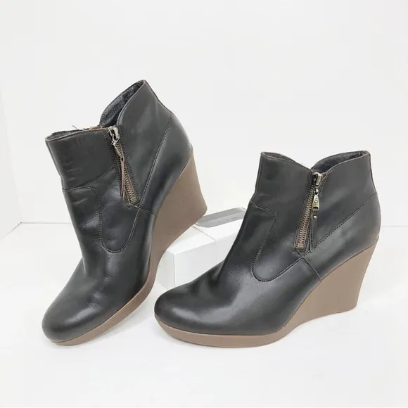 Ugg Brown leather Sherpa lined wedge ankle boots