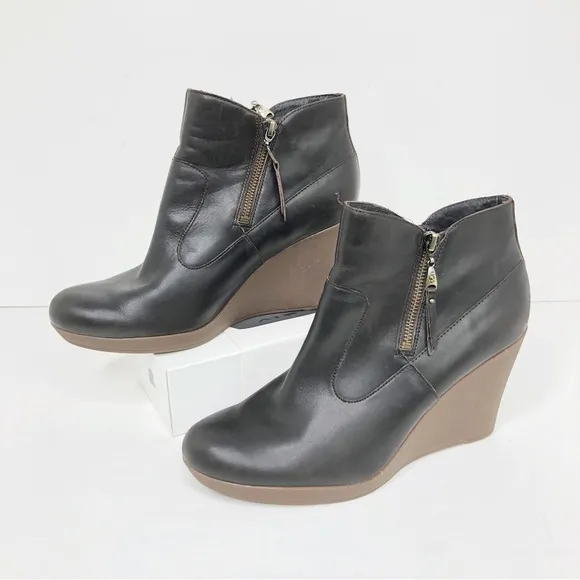 Ugg Brown leather Sherpa lined wedge ankle boots