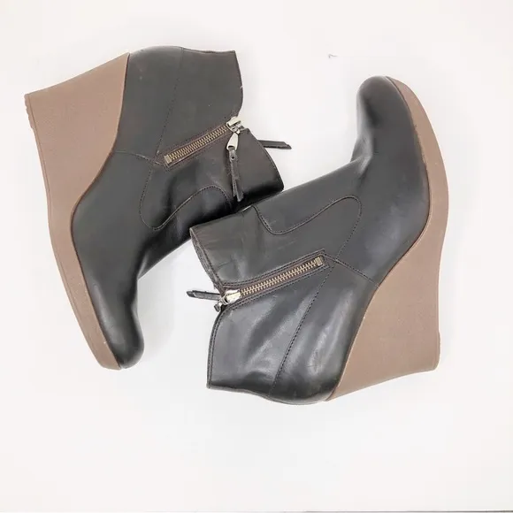 Ugg Brown leather Sherpa lined wedge ankle boots