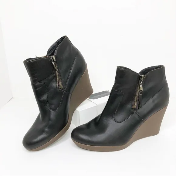 Ugg Brown leather Sherpa lined wedge ankle boots