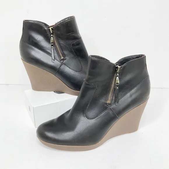 Ugg Brown leather Sherpa lined wedge ankle boots