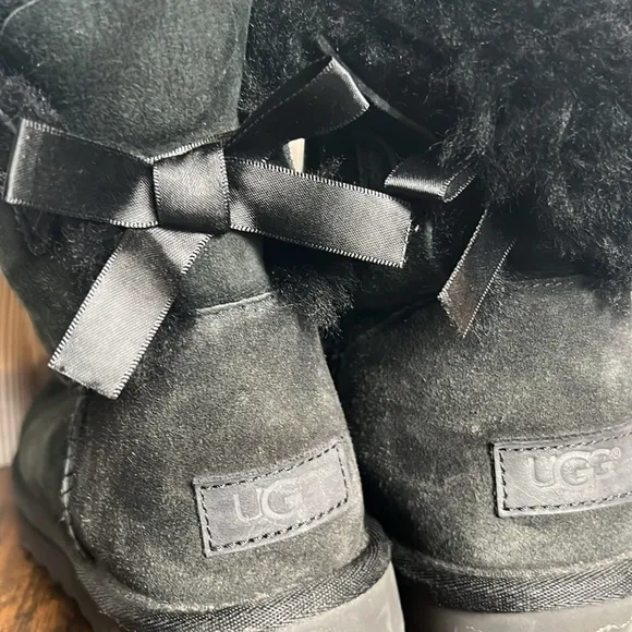 UGG Classic Heritage Bow Snow Black Suede Winter Sheepskin Boots Women's Sz 8
