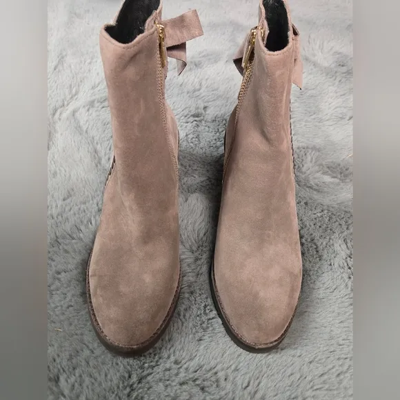 UGG Fraise Whipstitch Boots Suede Bow Back Stacked Heel Simply Taupe Sz 6 NEW