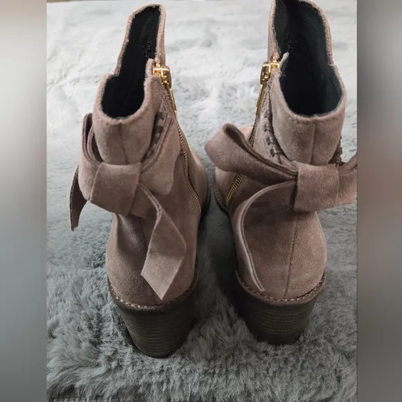 UGG Fraise Whipstitch Boots Suede Bow Back Stacked Heel Simply Taupe Sz 6 NEW