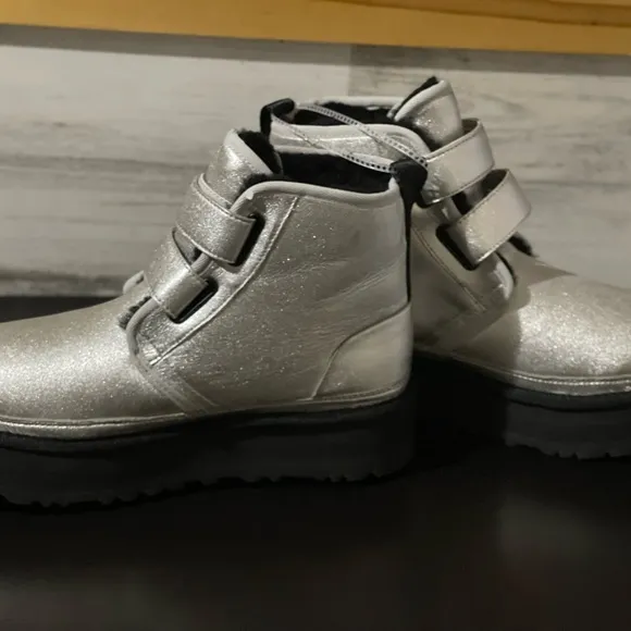 Ugg kids - big kids - Neumel Platform Leather Boots- Size:6