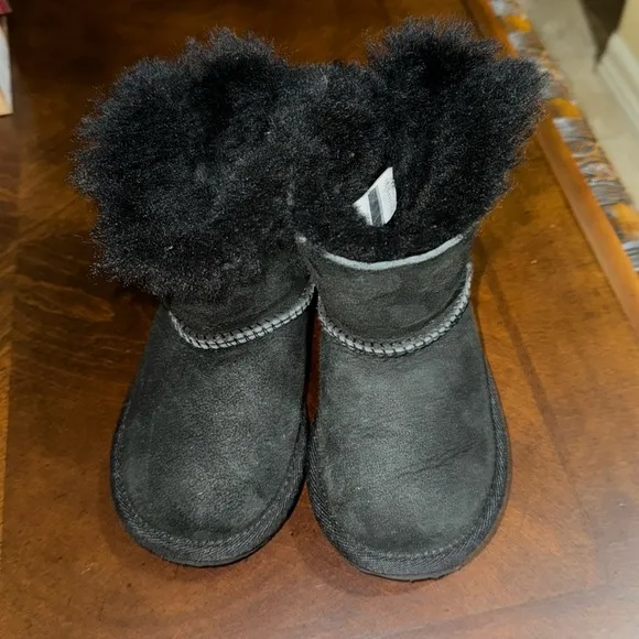 UGG Kids MIni Bailey Bow Suede Boots Toddler 7
