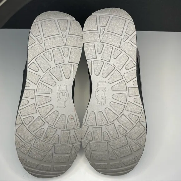 UGG Kids Turlock WP Gray Black Boots Youth Size 5 STYLE: 1103505K
