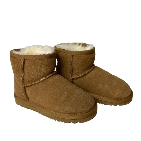 UGG little kids children are sheepskin fur lined suede boots size 10